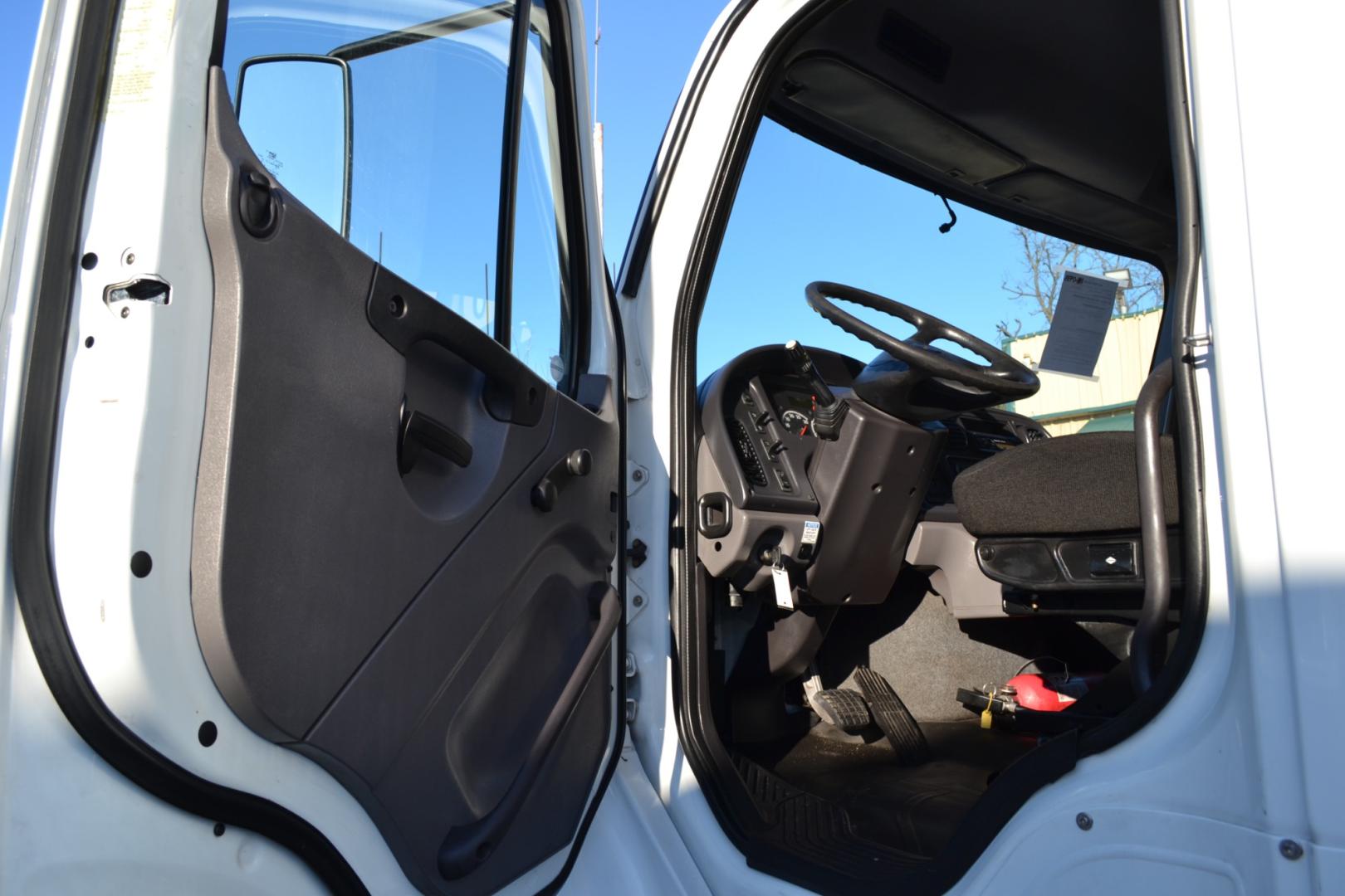 2016 WHITE /BLACK FREIGHTLINER M2-106 with an CUMMINS ISL 8.9L 280HP engine, ALLISON 3000HS AUTOMATIC transmission, located at 9172 North Fwy, Houston, TX, 77037, (713) 910-6868, 29.887470, -95.411903 - Photo#16